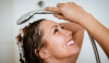 头发爱出油是湿气重引起的吗，头发爱出油还脱发几天洗一次头